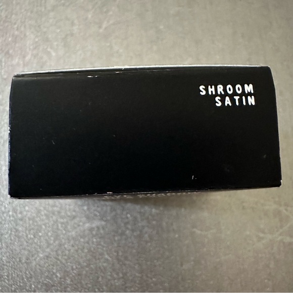 NWOT MAC SHROOM Satin Eyeshadow - Picture 2 of 3